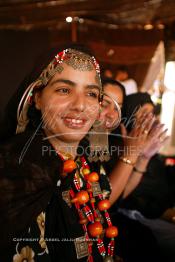 Image du Maroc Professionnelle de  Une jeune fille du désert pose en tenue traditionnelle durant le grand Moussem de Tan Tan. Ce grand rassemblement est organisé dans un site désertique sur lequel la ville de Tan Tan a toujours accueilli la majorité des tribus et des grandes familles nomades du désert lors d'un grand moussem, Samedi 18 septembre 2004. (Photo / Abdeljalil Bounhar)




